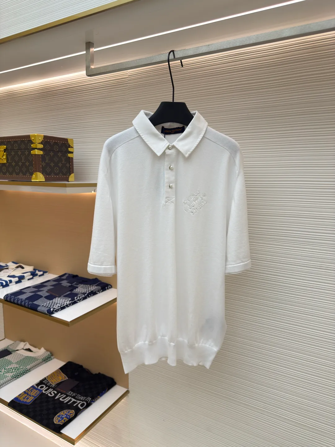 LOUIS VUITTON woolen polo POLO shirt ●Authentic product: Purchased and developed at 9650 ●Item number: 1680139-B05 ●Fabric: the finest fully combed cotton ●Technology: knitted embroidery ●Version: fitted version ●Weight: about 375g ●Size: XS-S-M-L ●Description: Made of Japanese Shima Seiki) high-end flat knitting machine to ensure seamless connection of collars, cuffs, hem ribs and other parts. The overall wiring is straight and delicate, the fabric is comfortable and soft, and the color is consistent without color difference. It can be matched with the same style to create a fashionable look and control various occasions. Customized accessories, complete with three standards, same style for men and women!